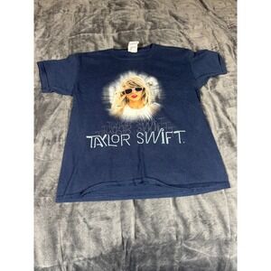 Taylor Swift TShirt Gildan Ultra Cotton Navy Blue Graphic Tee Medium‎
